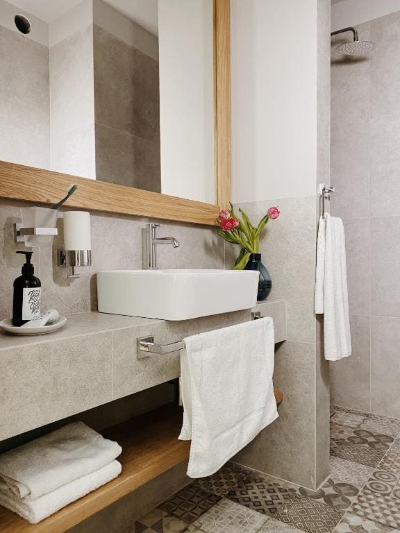 Twin Room with Private Bathroom room - Image 1