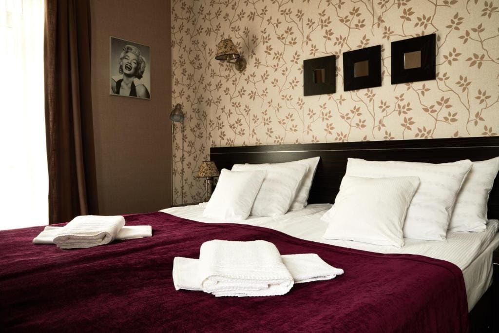 Deluxe Double Room with double sofa room - Image 1