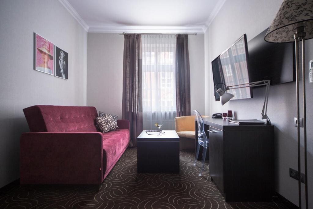 Deluxe Double Room with double sofa room - Image 3