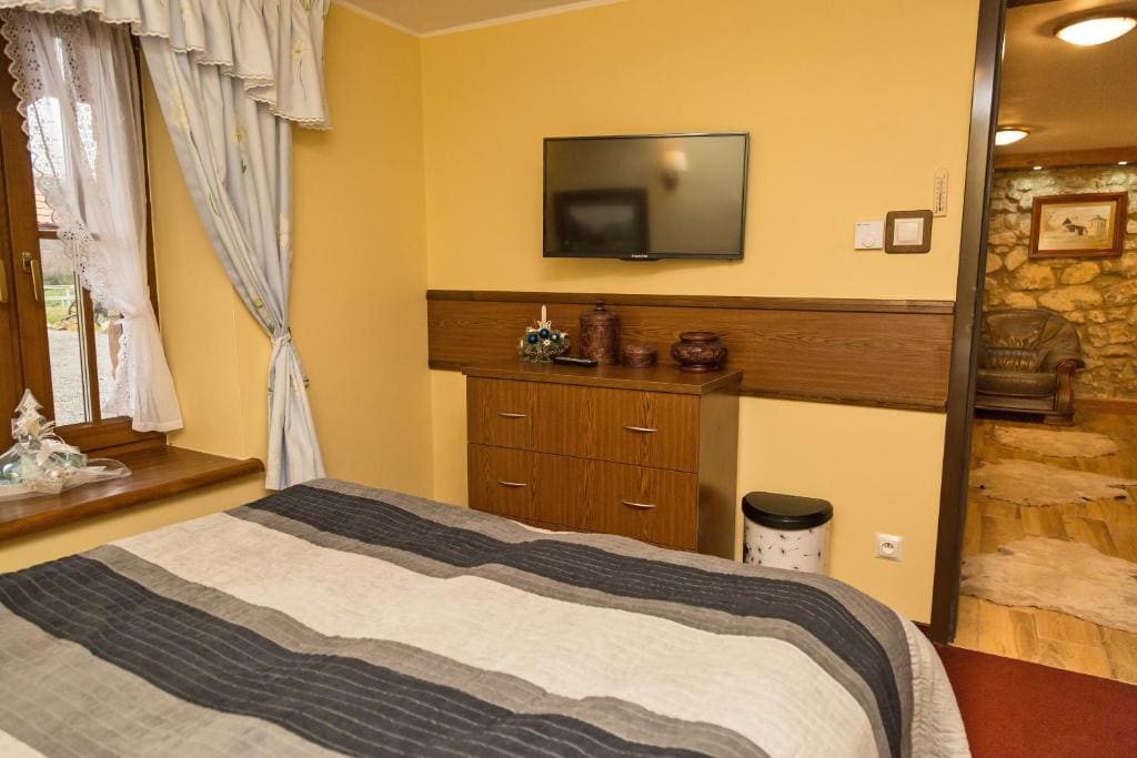 Deluxe Family Room room - Image 3