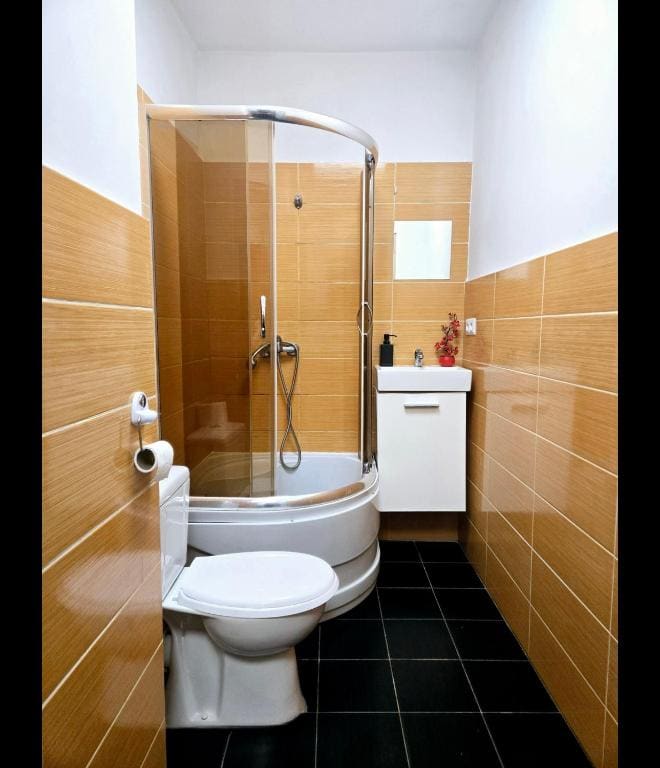 Family Room with Bathroom room - Image 2
