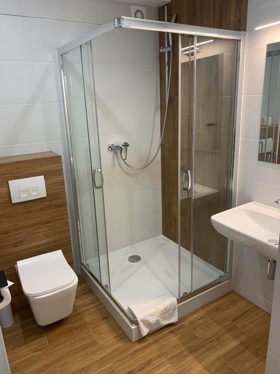 Family Room with Private Bathroom room - Image 2