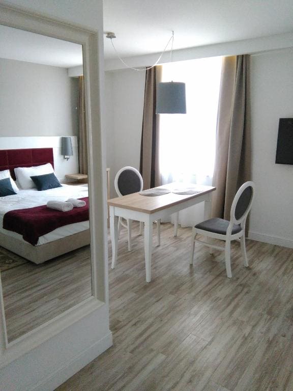 Studio Apartment room - Image 3