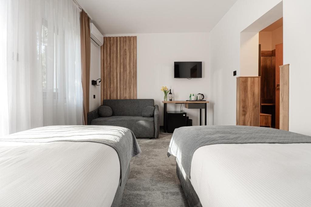 Deluxe Quadruple Room room - Image 2