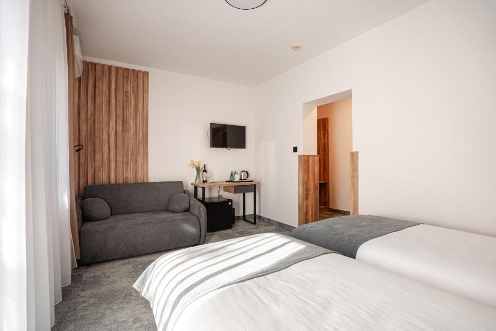 Deluxe Quadruple Room room - Image 1