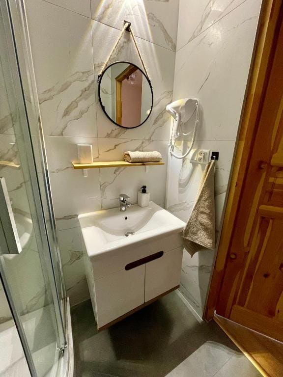 Family Room with Private Bathroom room - Image 1