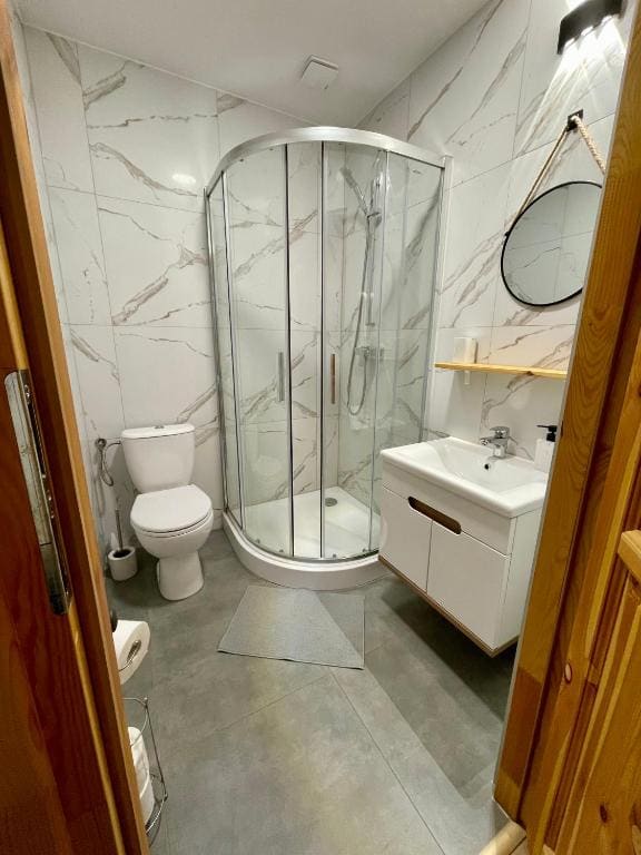 Family Room with Private Bathroom room - Image 2