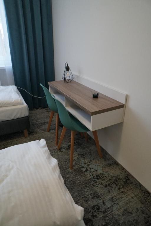 Standard Twin Room with Shared Bathroom room - Image 3