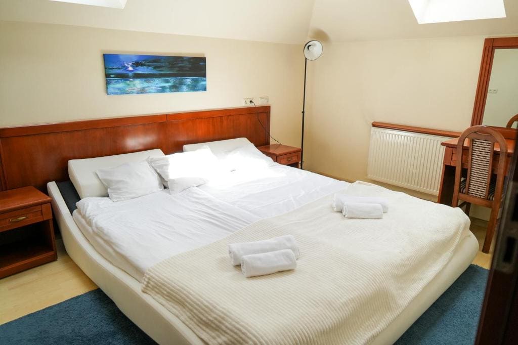 One-Bedroom Premium Apartment room - Image 2