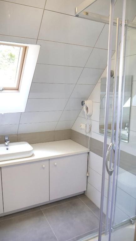 Quadruple Room with Private Bathroom room - Image 2