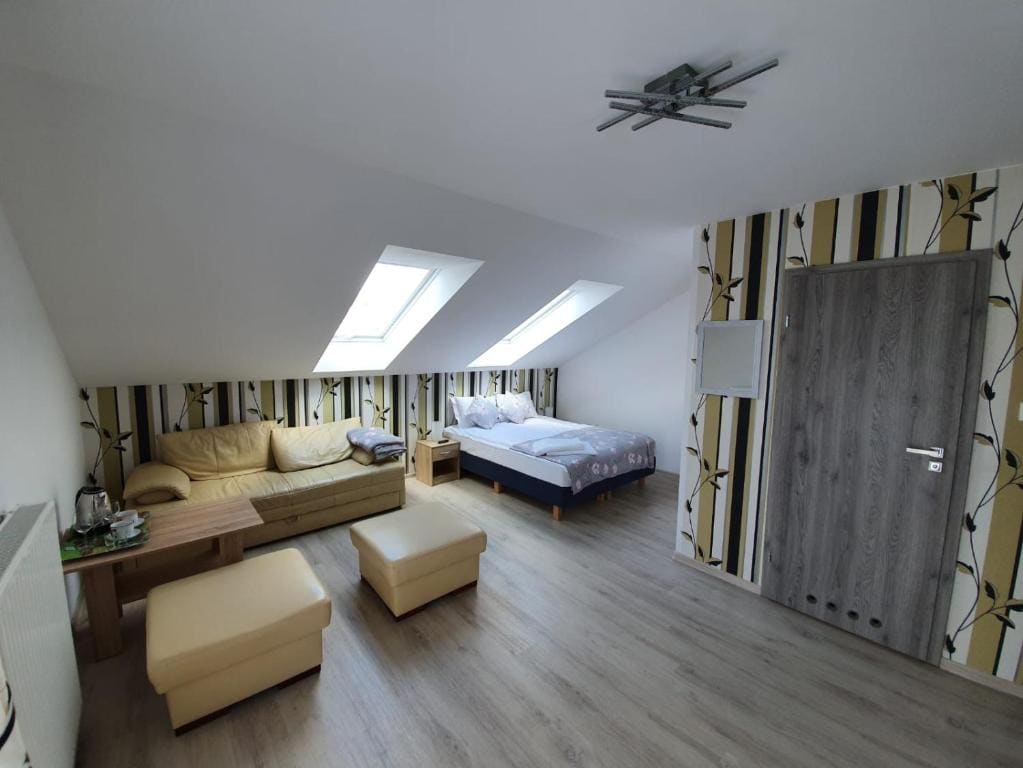 Deluxe Double Room with Bath room - Image 3