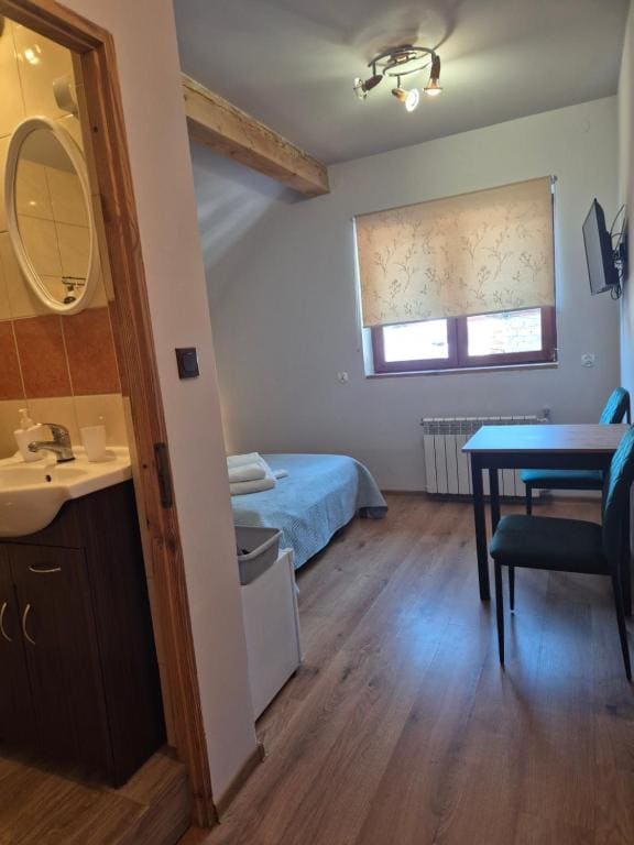 Economy Double Room room - Image 2