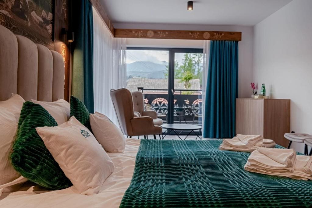 Deluxe Quadruple Room with balcony and mountain view room - Image 3