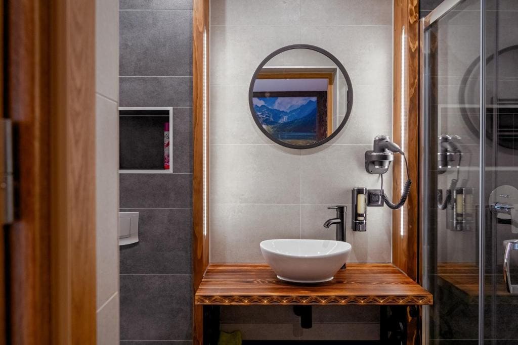 Deluxe Quadruple Room with balcony and mountain view room - Image 1