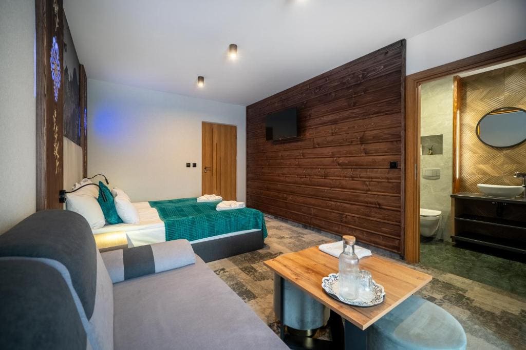 Quadruple Room with balcony and mountain view room - Image 1