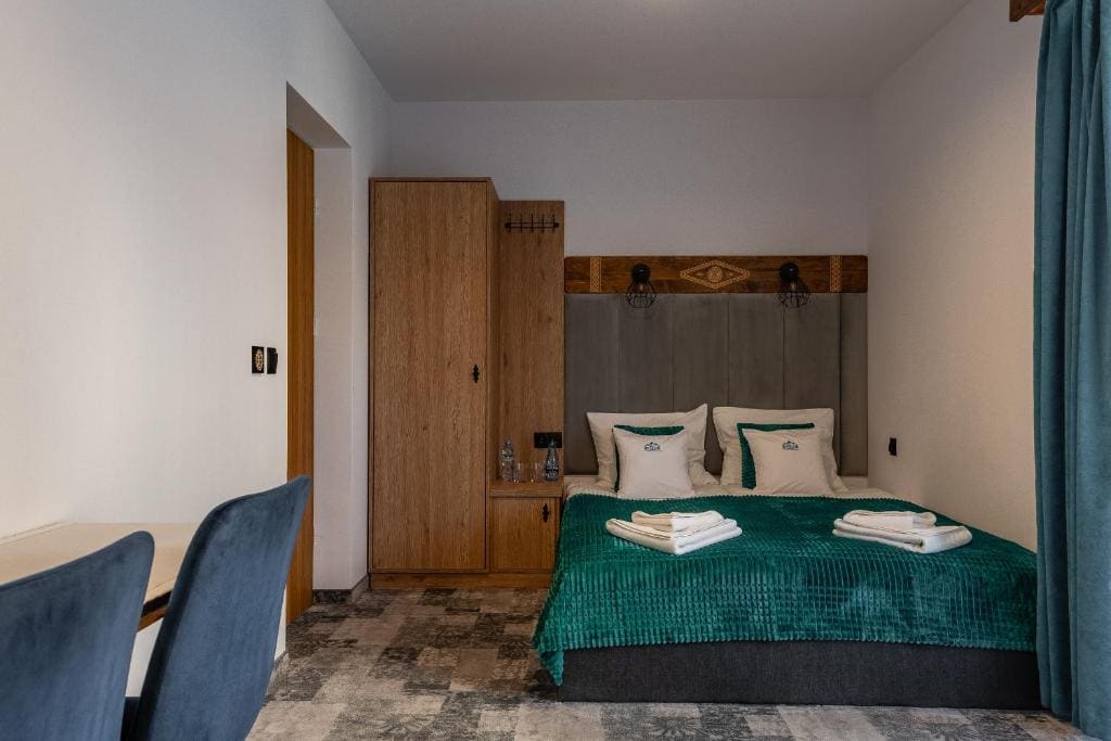 Standard Double Room with bath and balcony room - Image 3