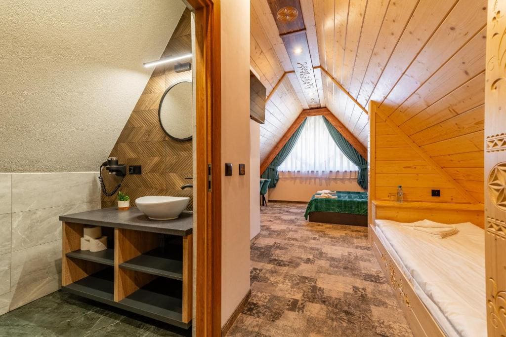 Standard Quadruple Room room - Image 1