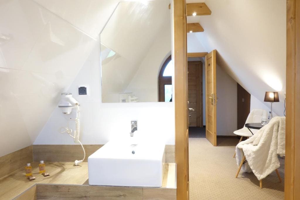Twin Room with Bath room - Image 3