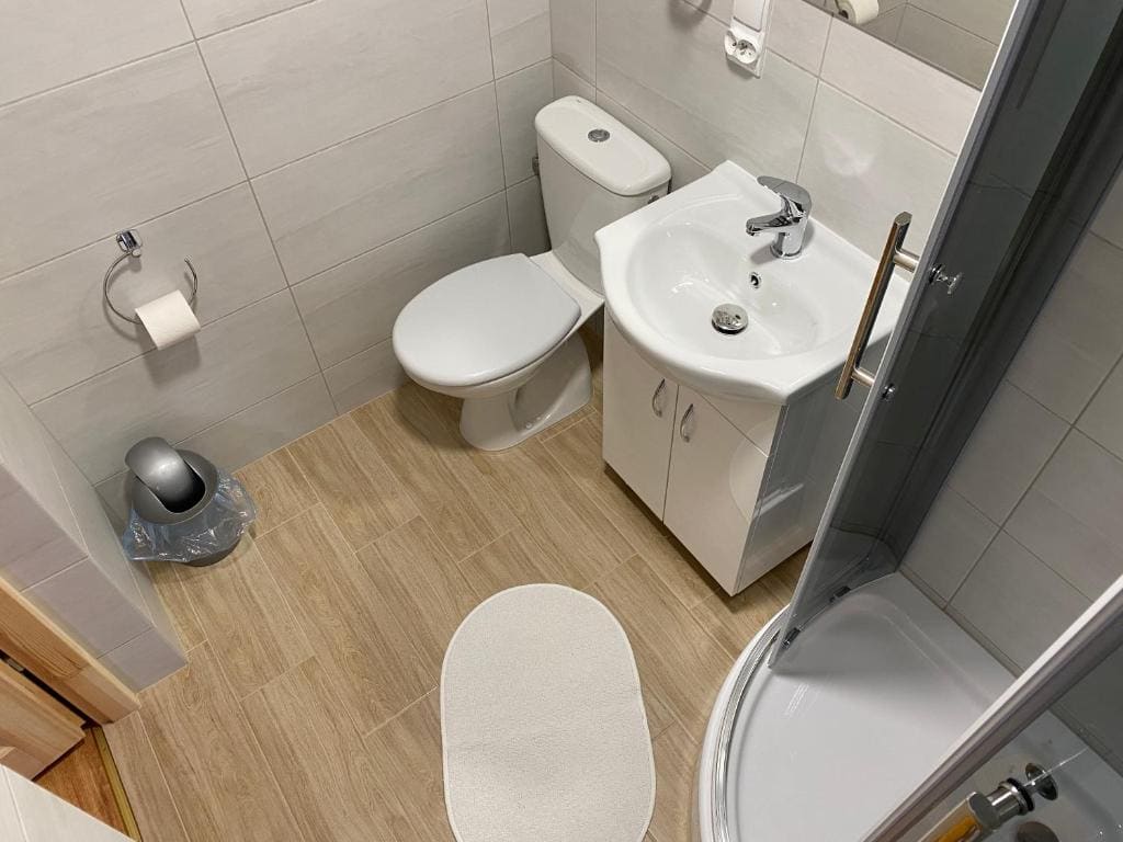 Single Room with Bathroom room - Image 2