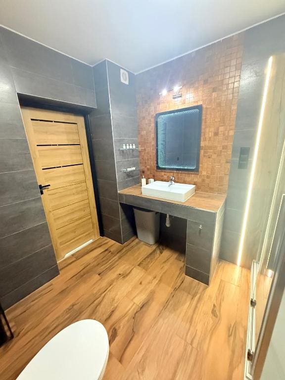 Deluxe Two-Bedroom Apartment with Garden View room - Image 3