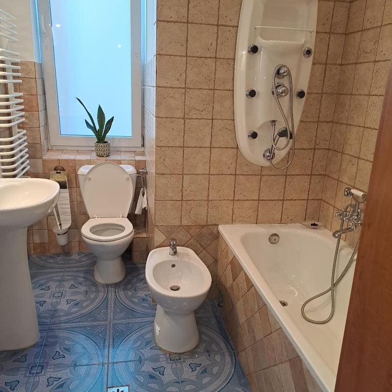 One-Bedroom Apartment with Balcony room - Image 1