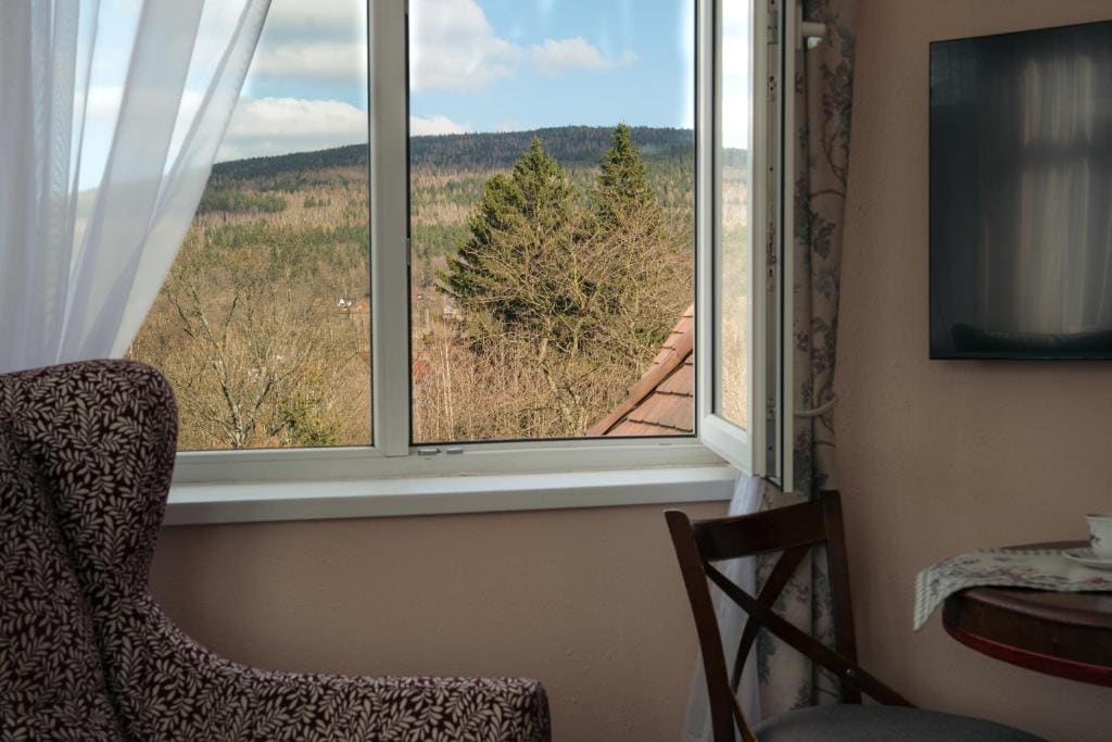 Apartment with Mountain View room - Image 3