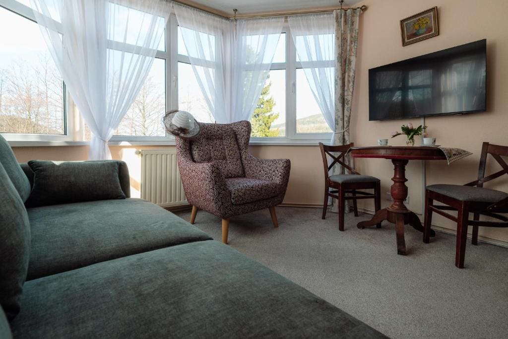 Apartment with Mountain View room - Image 2