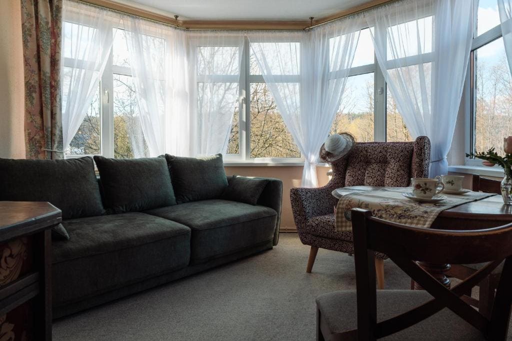 Apartment with Mountain View room - Image 1