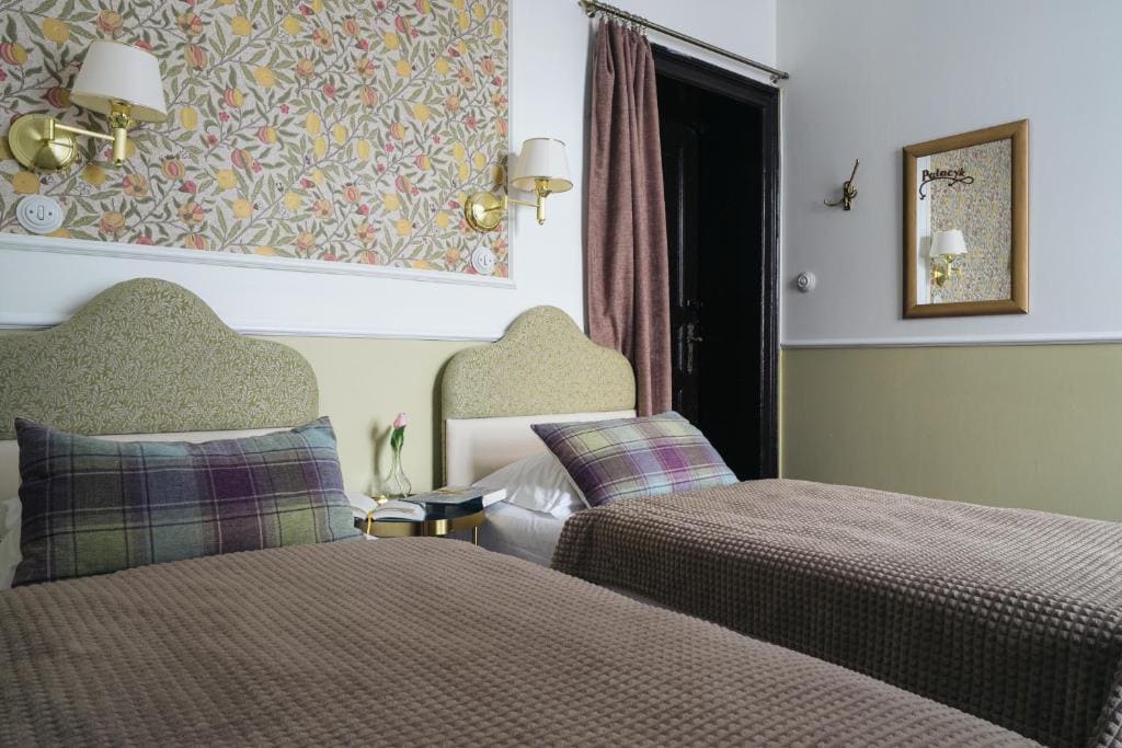 Deluxe Double Room with Shower room - Image 3