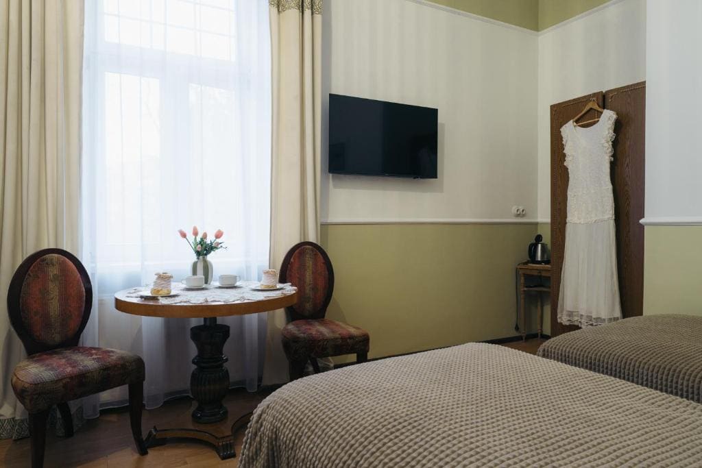 Deluxe Double Room with Shower room - Image 2