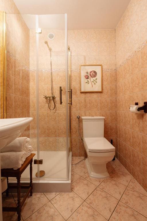 Comfort Triple Room with Shower room - Image 3