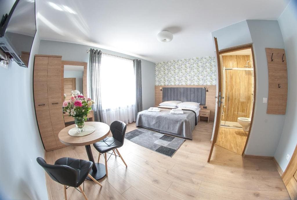 Comfort Triple Room with Shower room - Image 2