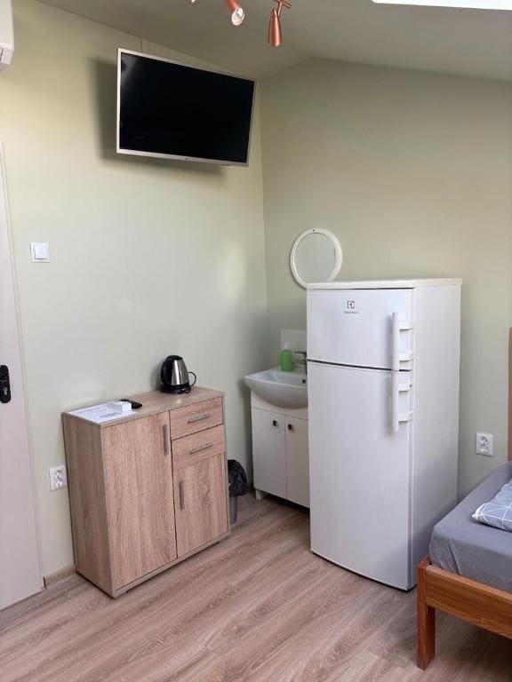 Basic Triple Room with Shared Bathroom room - Image 1