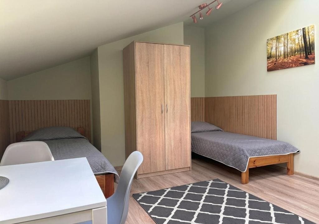 Basic Triple Room with Shared Bathroom room - Image 2