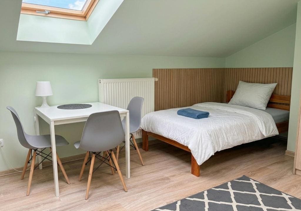 Basic Triple Room with Shared Bathroom room - Image 3