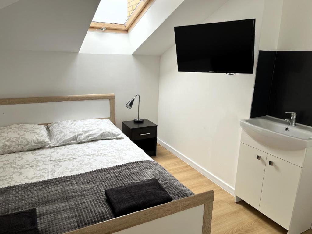 Double Room with Shared Bathroom room - Image 3