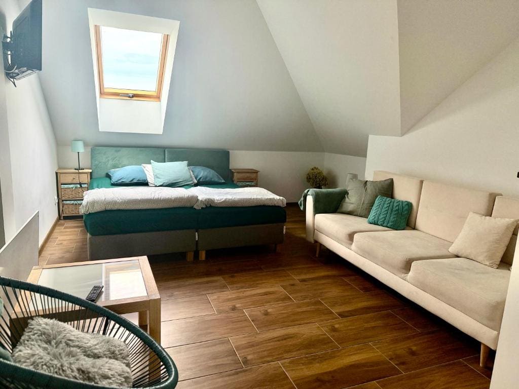 Standard Family Room room - Image 3