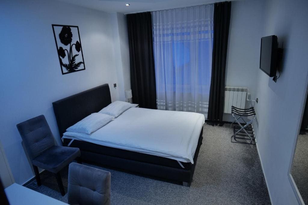 Single Room with Private Bathroom room - Image 2