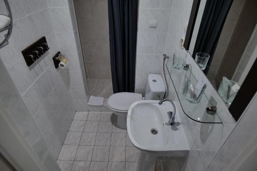 Single Room with Private Bathroom room - Image 1