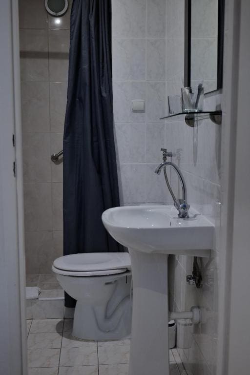 Single Room with Private Bathroom room - Image 3
