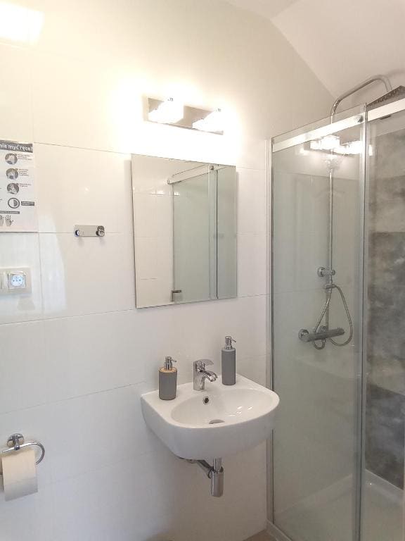 Double Room with Private Bathroom room - Image 3