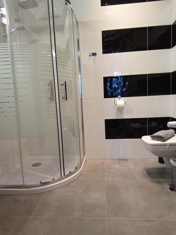 Family Room with Private Bathroom room - Image 3