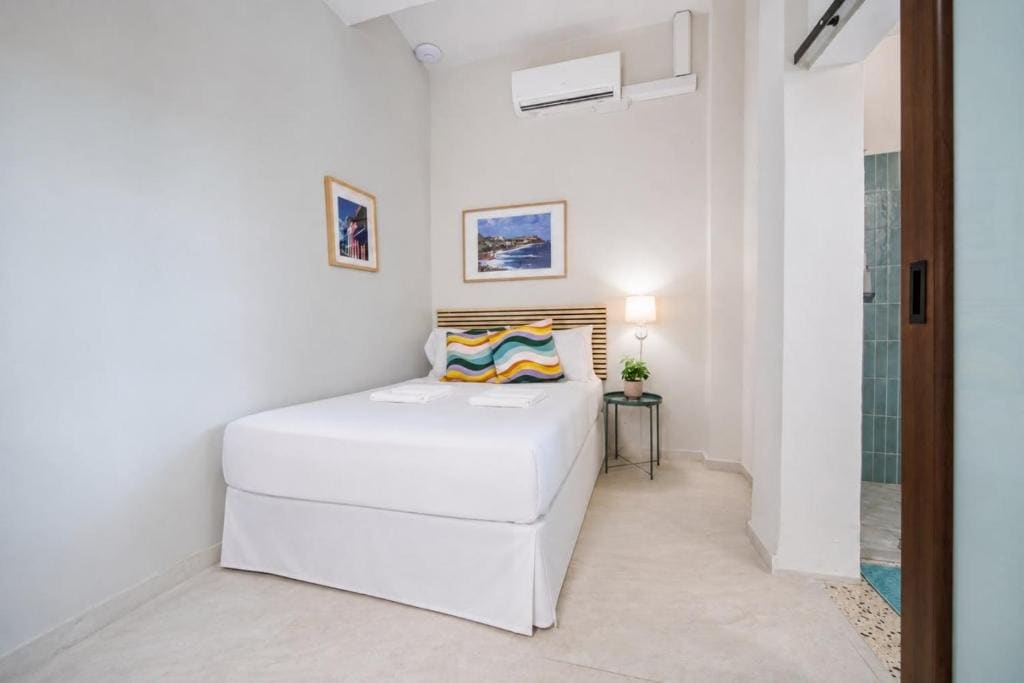 Hotel room - Image 1
