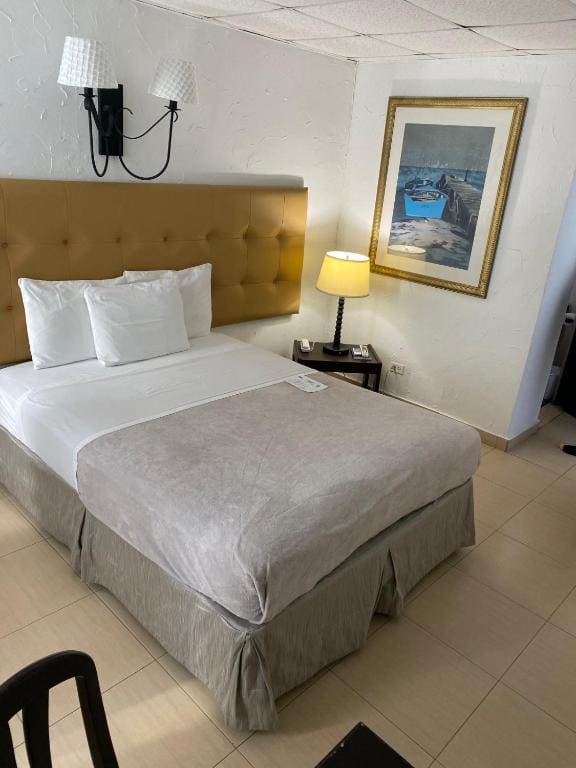 Standard Room, One Queen Bed room - Image 3
