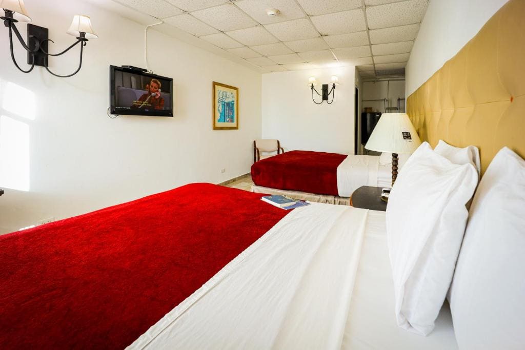 Standard Room, One Queen Bed room - Image 2