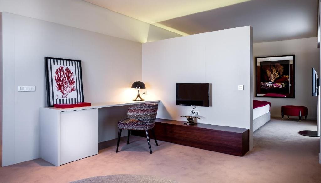 Suite with Spa Bath room - Image 2