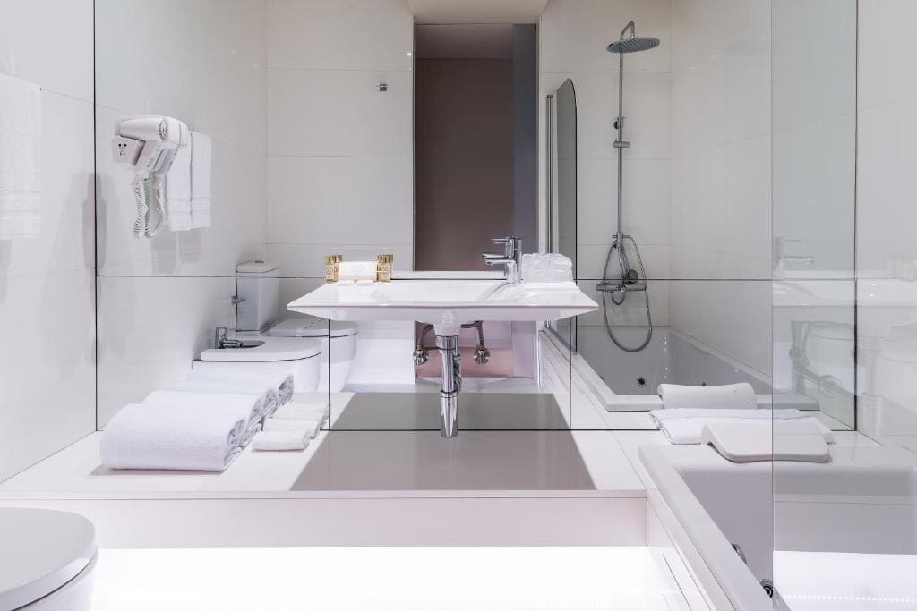 Queen Room with Spa Bath room - Image 3