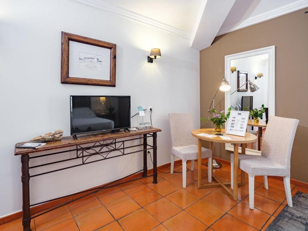 Double Room with Valentine Package room - Image 3