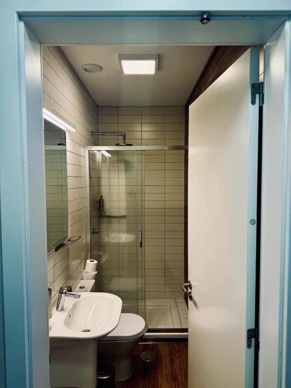 Single Room with Balcony room - Image 3