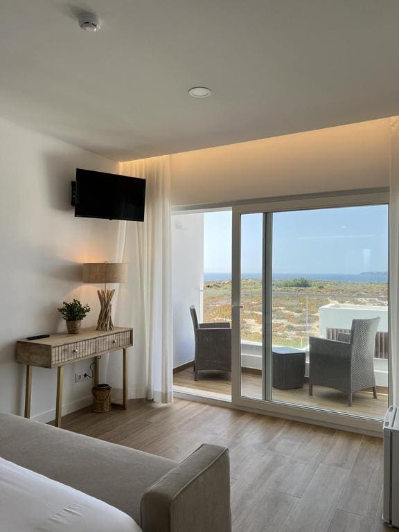 Deluxe Double Room with Balcony and Sea View room - Image 3